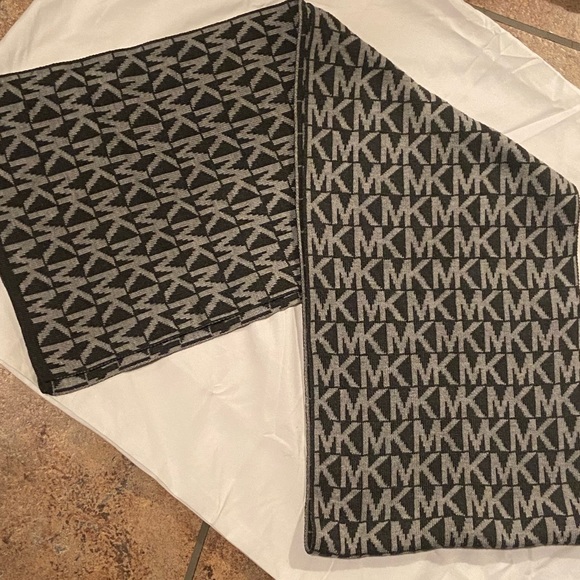 Michael Kors Signature Logo Knit Scarf - Picture 4 of 5
